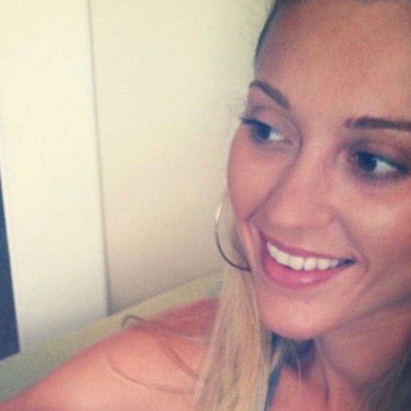 Meet your Posher, Danielle - Picture 3 of 3